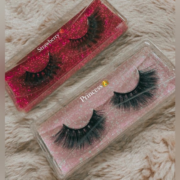 Lashes - Picture 3 of 11